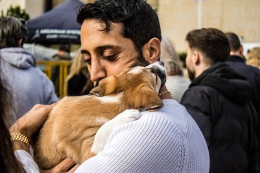 Tel Aviv, İsrail 2 Şubat 2024 SOS Hayvan Derneği 'nden yeni bir köpek sahibi yok edilmiş kibbutzlardan terk edilmiş köpeklerin evlat edinilmesi için Place Otage' da bir gün düzenliyor.