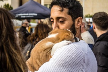 Tel Aviv, İsrail 2 Şubat 2024 SOS Hayvan Derneği 'nden yeni bir köpek sahibi yok edilmiş kibbutzlardan terk edilmiş köpeklerin evlat edinilmesi için Place Otage' da bir gün düzenliyor.