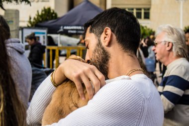 Tel Aviv, İsrail 2 Şubat 2024 SOS Animaux Derneği gönüllüleri Otage Meydanı 'nda yıkılmış kibbutzim' den terk edilmiş köpeklerin evlat edinilmesine adanmış bir gün organize ediyorlar.