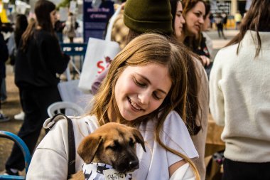 Tel Aviv, İsrail 2 Şubat 2024 SOS Animaux Derneği gönüllüleri Otage Meydanı 'nda yıkılmış kibbutzim' den terk edilmiş köpeklerin evlat edinilmesine adanmış bir gün organize ediyorlar.
