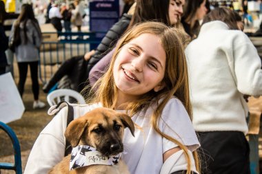 Tel Aviv, İsrail 2 Şubat 2024 SOS Animaux Derneği gönüllüleri Otage Meydanı 'nda yıkılmış kibbutzim' den terk edilmiş köpeklerin evlat edinilmesine adanmış bir gün organize ediyorlar.