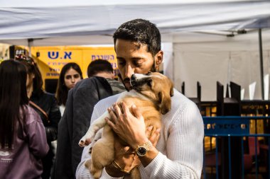 Tel Aviv, İsrail 2 Şubat 2024 SOS Animaux Derneği gönüllüleri Otage Meydanı 'nda yıkılmış kibbutzim' den terk edilmiş köpeklerin evlat edinilmesine adanmış bir gün organize ediyorlar.