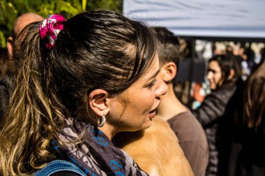 Tel Aviv, İsrail 2 Şubat 2024 SOS Animaux Derneği gönüllüleri Otage Meydanı 'nda yıkılmış kibbutzim' den terk edilmiş köpeklerin evlat edinilmesine adanmış bir gün organize ediyorlar.