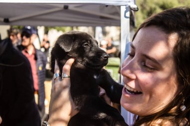 Tel Aviv, İsrail 2 Şubat 2024 SOS Animaux Derneği gönüllüleri Otage Meydanı 'nda yıkılmış kibbutzim' den terk edilmiş köpeklerin evlat edinilmesine adanmış bir gün organize ediyorlar.