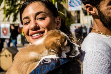 Tel Aviv, İsrail 2 Şubat 2024 SOS Animaux Derneği gönüllüleri Otage Meydanı 'nda yıkılmış kibbutzim' den terk edilmiş köpeklerin evlat edinilmesine adanmış bir gün organize ediyorlar.