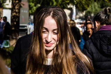 Tel Aviv, İsrail 2 Şubat 2024 SOS Animaux Derneği gönüllüleri Otage Meydanı 'nda yıkılmış kibbutzim' den terk edilmiş köpeklerin evlat edinilmesine adanmış bir gün organize ediyorlar.