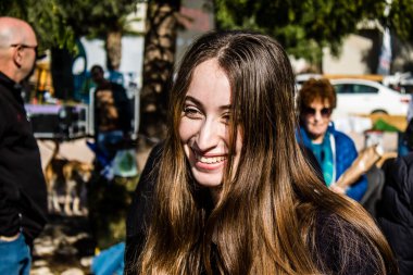 Tel Aviv, İsrail 2 Şubat 2024 SOS Animaux Derneği gönüllüleri Otage Meydanı 'nda yıkılmış kibbutzim' den terk edilmiş köpeklerin evlat edinilmesine adanmış bir gün organize ediyorlar.