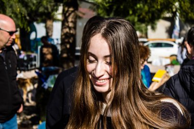 Tel Aviv, İsrail 2 Şubat 2024 SOS Animaux Derneği gönüllüleri Otage Meydanı 'nda yıkılmış kibbutzim' den terk edilmiş köpeklerin evlat edinilmesine adanmış bir gün organize ediyorlar.