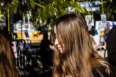 Tel Aviv, İsrail 2 Şubat 2024 SOS Animaux Derneği gönüllüleri Otage Meydanı 'nda yıkılmış kibbutzim' den terk edilmiş köpeklerin evlat edinilmesine adanmış bir gün organize ediyorlar.