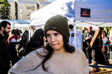 Tel Aviv, İsrail 2 Şubat 2024 SOS Animaux Derneği gönüllüleri Otage Meydanı 'nda yıkılmış kibbutzim' den terk edilmiş köpeklerin evlat edinilmesine adanmış bir gün organize ediyorlar.