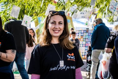 Tel Aviv, İsrail 2 Şubat 2024 SOS Animaux Derneği gönüllüleri Otage Meydanı 'nda yıkılmış kibbutzim' den terk edilmiş köpeklerin evlat edinilmesine adanmış bir gün organize ediyorlar.