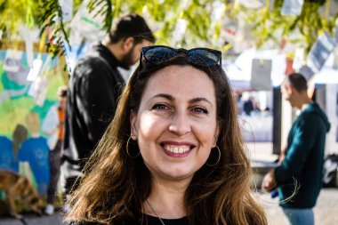 Tel Aviv, İsrail 2 Şubat 2024 SOS Animaux Derneği gönüllüleri Otage Meydanı 'nda yıkılmış kibbutzim' den terk edilmiş köpeklerin evlat edinilmesine adanmış bir gün organize ediyorlar.