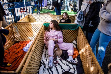 Tel Aviv, İsrail 2 Şubat 2024 SOS Animaux Derneği gönüllüleri Otage Meydanı 'nda yıkılmış kibbutzim' den terk edilmiş köpeklerin evlat edinilmesine adanmış bir gün organize ediyorlar.