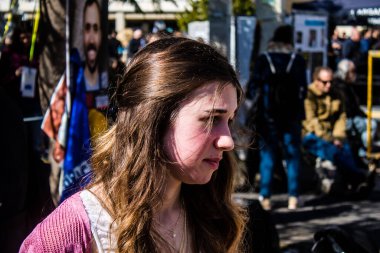 Tel Aviv, İsrail 2 Şubat 2024 SOS Animaux Derneği gönüllüleri Otage Meydanı 'nda yıkılmış kibbutzim' den terk edilmiş köpeklerin evlat edinilmesine adanmış bir gün organize ediyorlar.