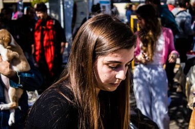 Tel Aviv, İsrail 2 Şubat 2024 SOS Animaux Derneği gönüllüleri Otage Meydanı 'nda yıkılmış kibbutzim' den terk edilmiş köpeklerin evlat edinilmesine adanmış bir gün organize ediyorlar.