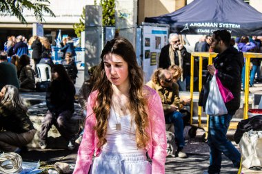 Tel Aviv, İsrail 2 Şubat 2024 SOS Animaux Derneği gönüllüleri Otage Meydanı 'nda yıkılmış kibbutzim' den terk edilmiş köpeklerin evlat edinilmesine adanmış bir gün organize ediyorlar.