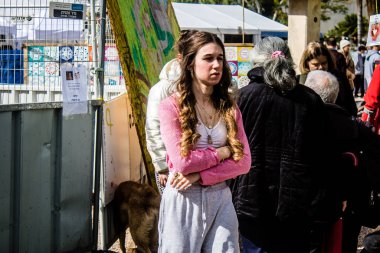 Tel Aviv, İsrail 2 Şubat 2024 SOS Animaux Derneği gönüllüleri Otage Meydanı 'nda yıkılmış kibbutzim' den terk edilmiş köpeklerin evlat edinilmesine adanmış bir gün organize ediyorlar.