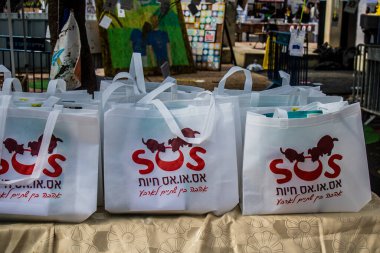 Tel Aviv, İsrail 2 Şubat 2024 SOS Hayvanları Derneği, Hamas terörist saldırısının ardından terk edilmiş köpeklerin evlat edinilmesine adanmış Otages Meydanı 'nda bir gün düzenledi.