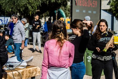 Tel Aviv, İsrail 2 Şubat 2024 SOS Hayvanları Derneği, Hamas terörist saldırısının ardından terk edilmiş köpeklerin evlat edinilmesine adanmış Otages Meydanı 'nda bir gün düzenledi.