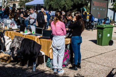 Tel Aviv, İsrail 2 Şubat 2024 SOS Hayvanları Derneği, Hamas terörist saldırısının ardından terk edilmiş köpeklerin evlat edinilmesine adanmış Otages Meydanı 'nda bir gün düzenledi.