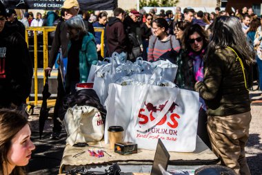 Tel Aviv, İsrail 2 Şubat 2024 SOS Hayvanları Derneği, Hamas terörist saldırısının ardından terk edilmiş köpeklerin evlat edinilmesine adanmış Otages Meydanı 'nda bir gün düzenledi.