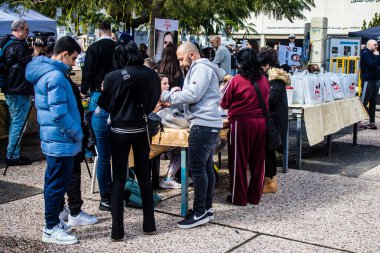 Tel Aviv, İsrail 2 Şubat 2024 SOS Hayvanları Derneği, Hamas terörist saldırısının ardından terk edilmiş köpeklerin evlat edinilmesine adanmış Otages Meydanı 'nda bir gün düzenledi.