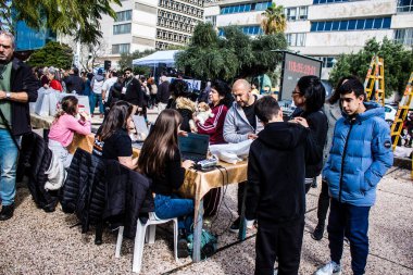 Tel Aviv, İsrail 2 Şubat 2024 SOS Hayvanları Derneği, Hamas terörist saldırısının ardından terk edilmiş köpeklerin evlat edinilmesine adanmış Otages Meydanı 'nda bir gün düzenledi.