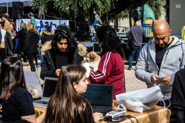 Tel Aviv, İsrail 2 Şubat 2024 SOS Hayvanları Derneği, Hamas terörist saldırısının ardından terk edilmiş köpeklerin evlat edinilmesine adanmış Otages Meydanı 'nda bir gün düzenledi.
