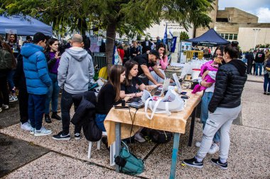 Tel Aviv, İsrail 2 Şubat 2024 SOS Hayvanları Derneği, Hamas terörist saldırısının ardından terk edilmiş köpeklerin evlat edinilmesine adanmış Otages Meydanı 'nda bir gün düzenledi.