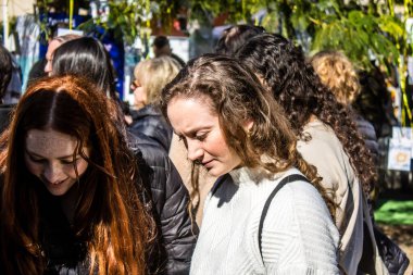 Tel Aviv, İsrail 2 Şubat 2024 SOS Hayvan Derneği 'nden gençler. Otage Meydanı' nda terk edilmiş köpeklerin yok edilmiş kibbutzlardan evlat edinilmesine adanmış bir gün düzenliyorlar.