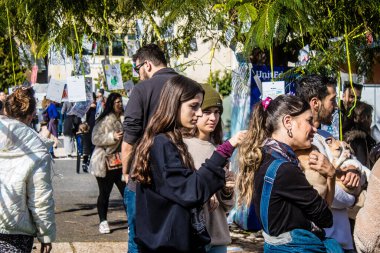 Tel Aviv, İsrail 2 Şubat 2024 SOS Hayvan Derneği 'nden gençler. Otage Meydanı' nda terk edilmiş köpeklerin yok edilmiş kibbutzlardan evlat edinilmesine adanmış bir gün düzenliyorlar.