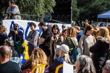 Tel Aviv, İsrail 2 Şubat 2024 'te Tel Aviv' deki Rehine Meydanı 'nda toplanan 130 rehinenin anısına. İnsanlar düzenli olarak rehine ailelerini desteklemek için toplanır.