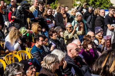 Tel Aviv, İsrail 2 Şubat 2024 'te Tel Aviv' deki Rehine Meydanı 'nda toplanan 130 rehinenin anısına. İnsanlar düzenli olarak rehine ailelerini desteklemek için toplanır.