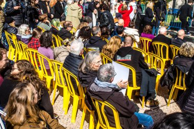 Tel Aviv, İsrail 2 Şubat 2024 'te Tel Aviv' deki Rehine Meydanı 'nda toplanan 130 rehinenin anısına. İnsanlar düzenli olarak rehine ailelerini desteklemek için toplanır.