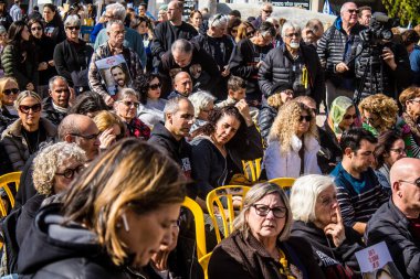 Tel Aviv, İsrail 2 Şubat 2024 'te Tel Aviv' deki Rehine Meydanı 'nda toplanan 130 rehinenin anısına. İnsanlar düzenli olarak rehine ailelerini desteklemek için toplanır.