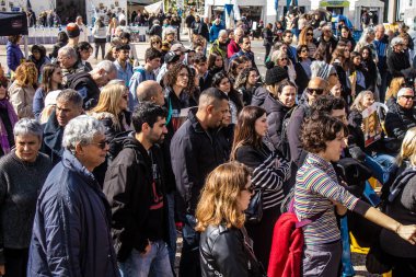 Tel Aviv, İsrail 2 Şubat 2024 'te Tel Aviv' deki Rehine Meydanı 'nda toplanan 130 rehinenin anısına. İnsanlar düzenli olarak rehine ailelerini desteklemek için toplanır.