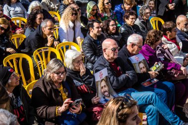 Tel Aviv, İsrail 2 Şubat 2024 'te Tel Aviv' deki Rehine Meydanı 'nda toplanan 130 rehinenin anısına. İnsanlar düzenli olarak rehine ailelerini desteklemek için toplanır.