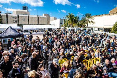 Tel Aviv, İsrail 2 Şubat 2024 'te Tel Aviv' deki Rehine Meydanı 'nda toplanan 130 rehinenin anısına. İnsanlar düzenli olarak rehine ailelerini desteklemek için toplanır.