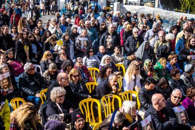 Tel Aviv, İsrail 2 Şubat 2024 'te Tel Aviv' deki Rehine Meydanı 'nda toplanan 130 rehinenin anısına. İnsanlar düzenli olarak rehine ailelerini desteklemek için toplanır.