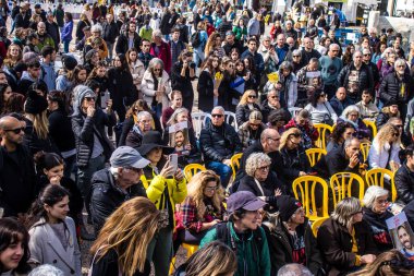 Tel Aviv, İsrail 2 Şubat 2024 'te Tel Aviv' deki Rehine Meydanı 'nda toplanan 130 rehinenin anısına. İnsanlar düzenli olarak rehine ailelerini desteklemek için toplanır.