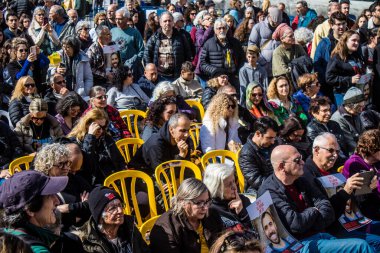 Tel Aviv, İsrail 2 Şubat 2024 'te Tel Aviv' deki Rehine Meydanı 'nda toplanan 130 rehinenin anısına. İnsanlar düzenli olarak rehine ailelerini desteklemek için toplanır.