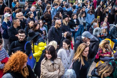 Tel Aviv, İsrail 2 Şubat 2024 'te Tel Aviv' deki Rehine Meydanı 'nda toplanan 130 rehinenin anısına. İnsanlar düzenli olarak rehine ailelerini desteklemek için toplanır.