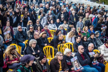 Tel Aviv, İsrail 2 Şubat 2024 'te Tel Aviv' deki Rehine Meydanı 'nda toplanan 130 rehinenin anısına. İnsanlar düzenli olarak rehine ailelerini desteklemek için toplanır.