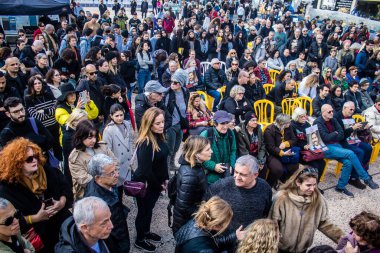 Tel Aviv, İsrail 2 Şubat 2024 'te Tel Aviv' deki Rehine Meydanı 'nda toplanan 130 rehinenin anısına. İnsanlar düzenli olarak rehine ailelerini desteklemek için toplanır.