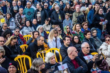 Tel Aviv, İsrail 2 Şubat 2024 'te Tel Aviv' deki Rehine Meydanı 'nda toplanan 130 rehinenin anısına. İnsanlar düzenli olarak rehine ailelerini desteklemek için toplanır.
