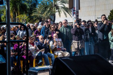 Tel Aviv, İsrail 2 Şubat 2024 'te Tel Aviv' deki Rehine Meydanı 'nda toplanan 130 rehinenin anısına. İnsanlar düzenli olarak rehine ailelerini desteklemek için toplanır.