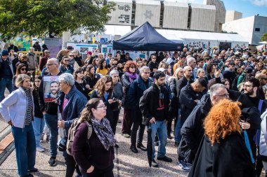 Tel Aviv, İsrail 2 Şubat 2024 'te Tel Aviv' deki Rehine Meydanı 'nda toplanan 130 rehinenin anısına. İnsanlar düzenli olarak rehine ailelerini desteklemek için toplanır.