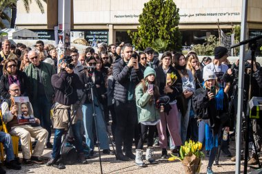 Tel Aviv, İsrail 2 Şubat 2024 'te Tel Aviv' deki Rehine Meydanı 'nda toplanan 130 rehinenin anısına. İnsanlar düzenli olarak rehine ailelerini desteklemek için toplanır.