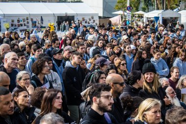 Tel Aviv, İsrail 2 Şubat 2024 'te Tel Aviv' deki Rehine Meydanı 'nda toplanan 130 rehinenin anısına. İnsanlar düzenli olarak rehine ailelerini desteklemek için toplanır.