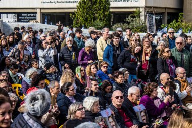 Tel Aviv, İsrail 2 Şubat 2024 'te Tel Aviv' deki Rehine Meydanı 'nda toplanan 130 rehinenin anısına. İnsanlar düzenli olarak rehine ailelerini desteklemek için toplanır.